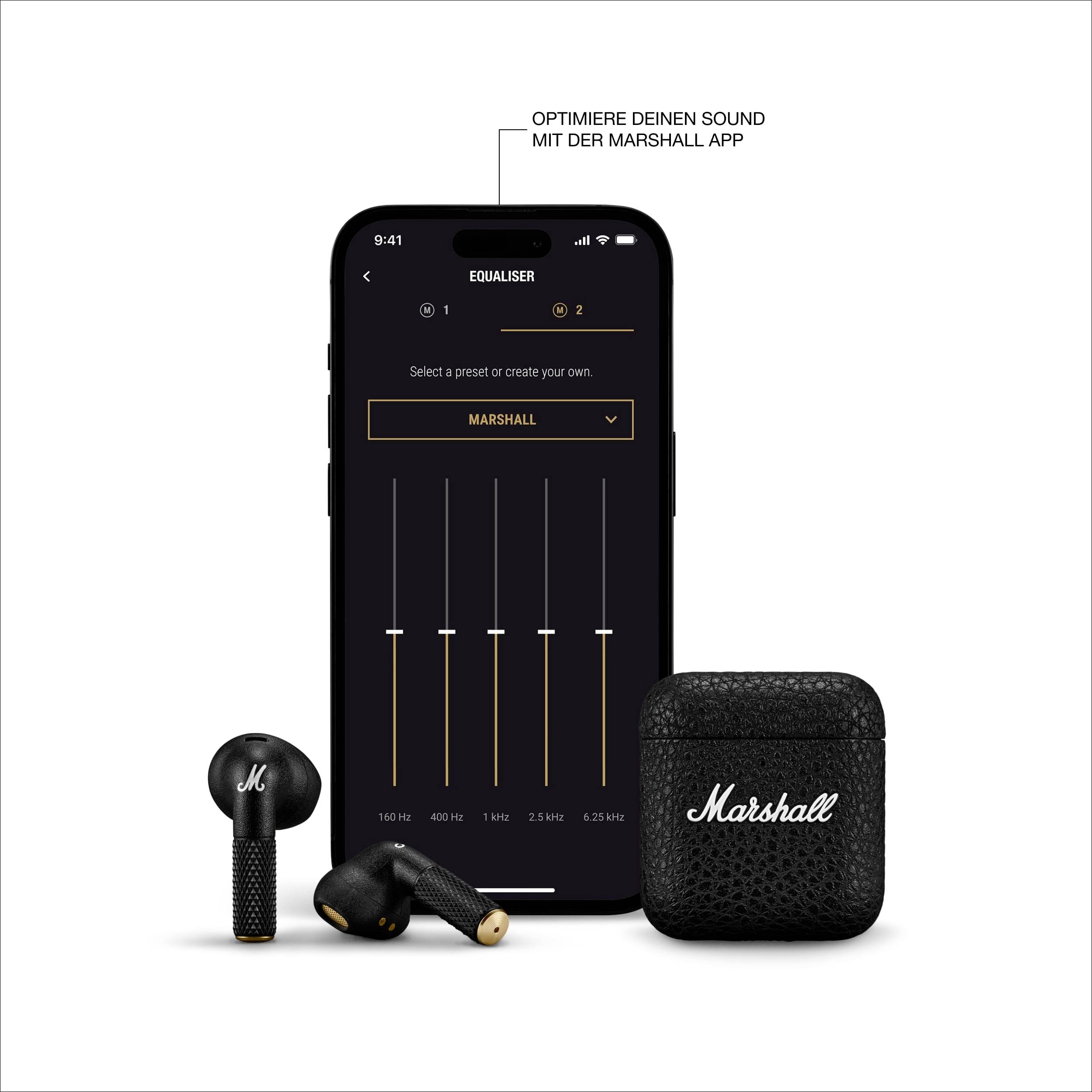 En smartphone viser Marshall-appen med en equalizer. Ved siden af ligger trådløse Marshall-øretelefoner og et etui.