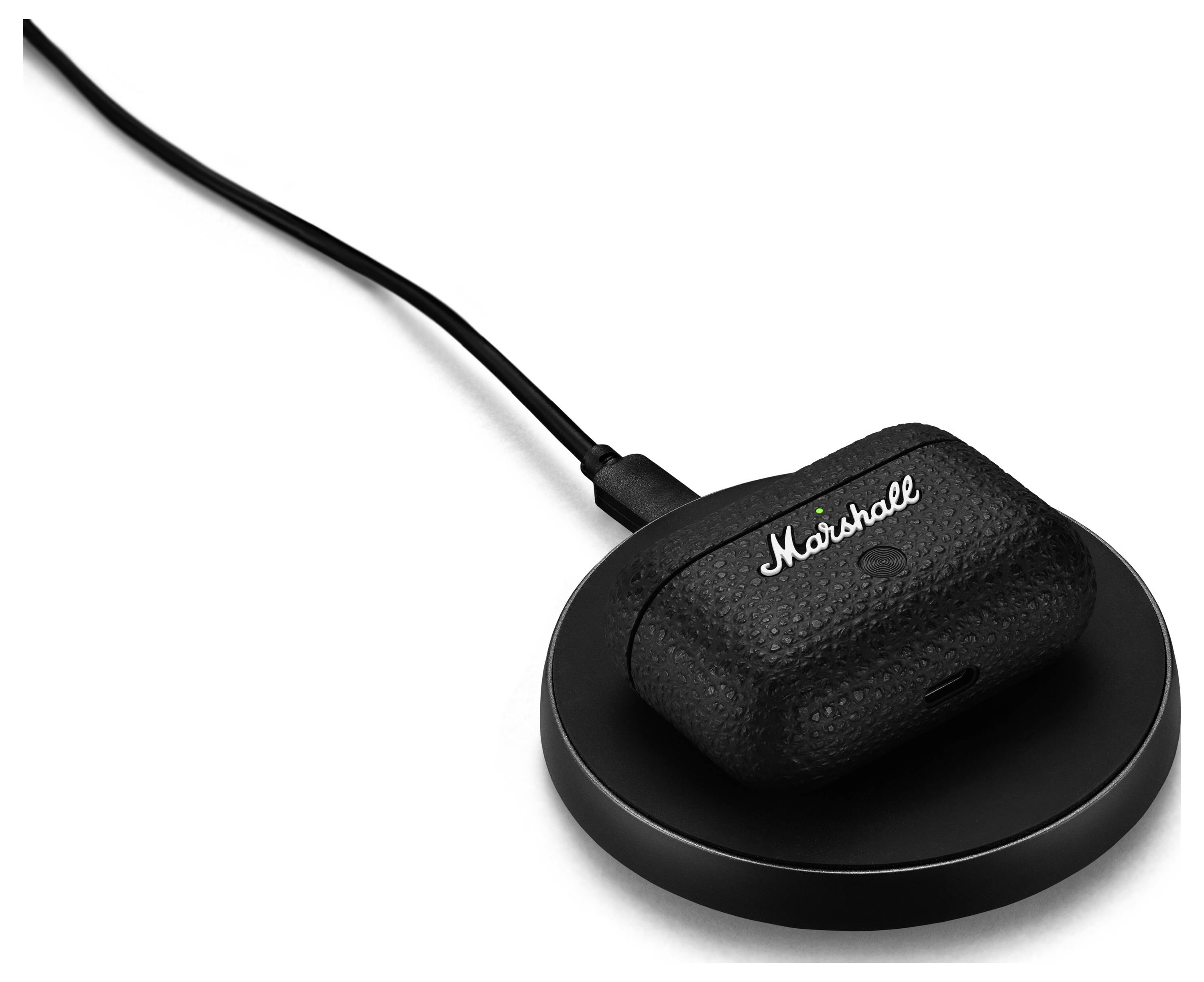 Sort oplader med Marshall-høretelefontaske, der netop bliver trådløst opladet.