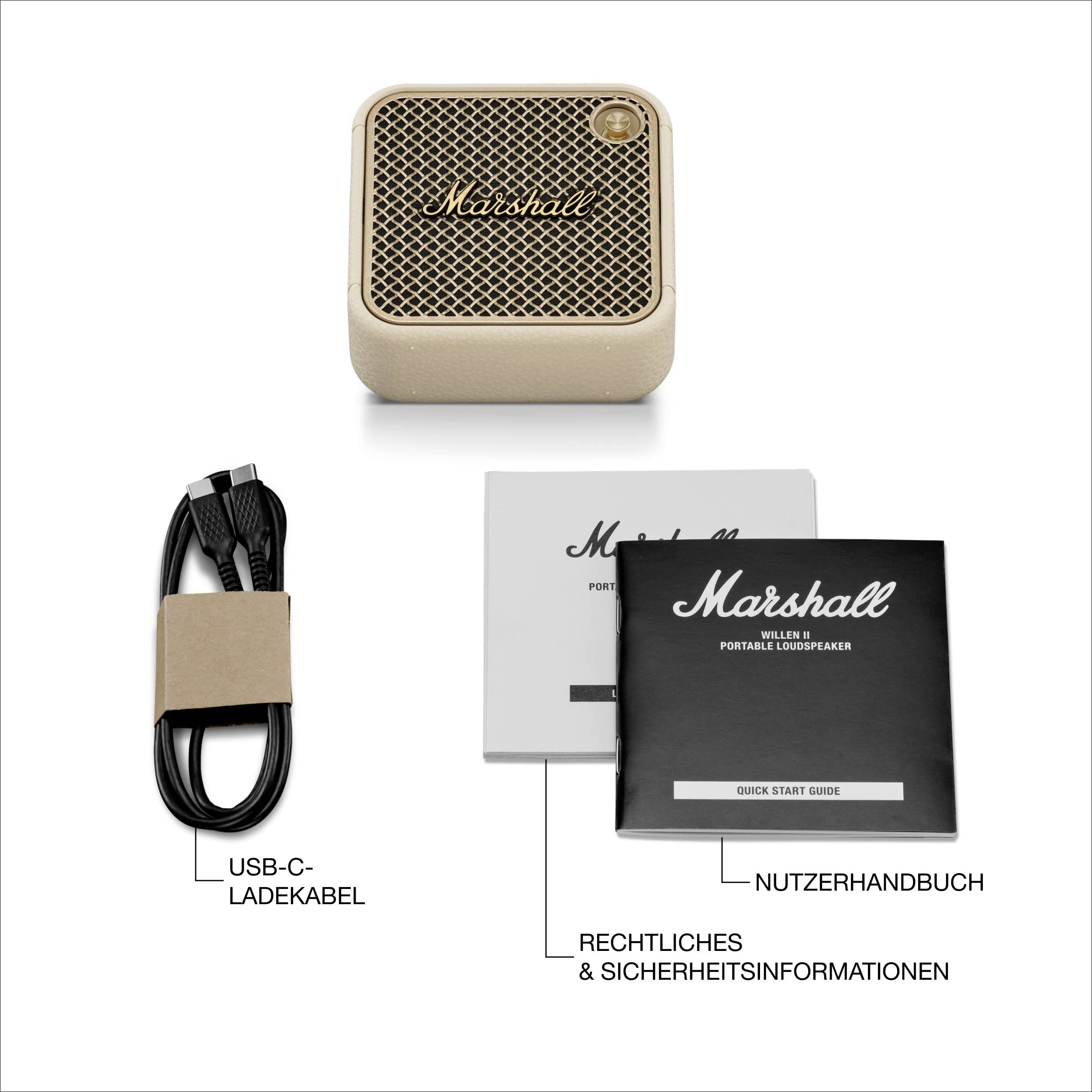 En trådløs højtaler i beige og guld med 'Marshall'-logoet, ved siden af USB-C-opladningskabel, brugervejledning og sikkerhedsinformation.