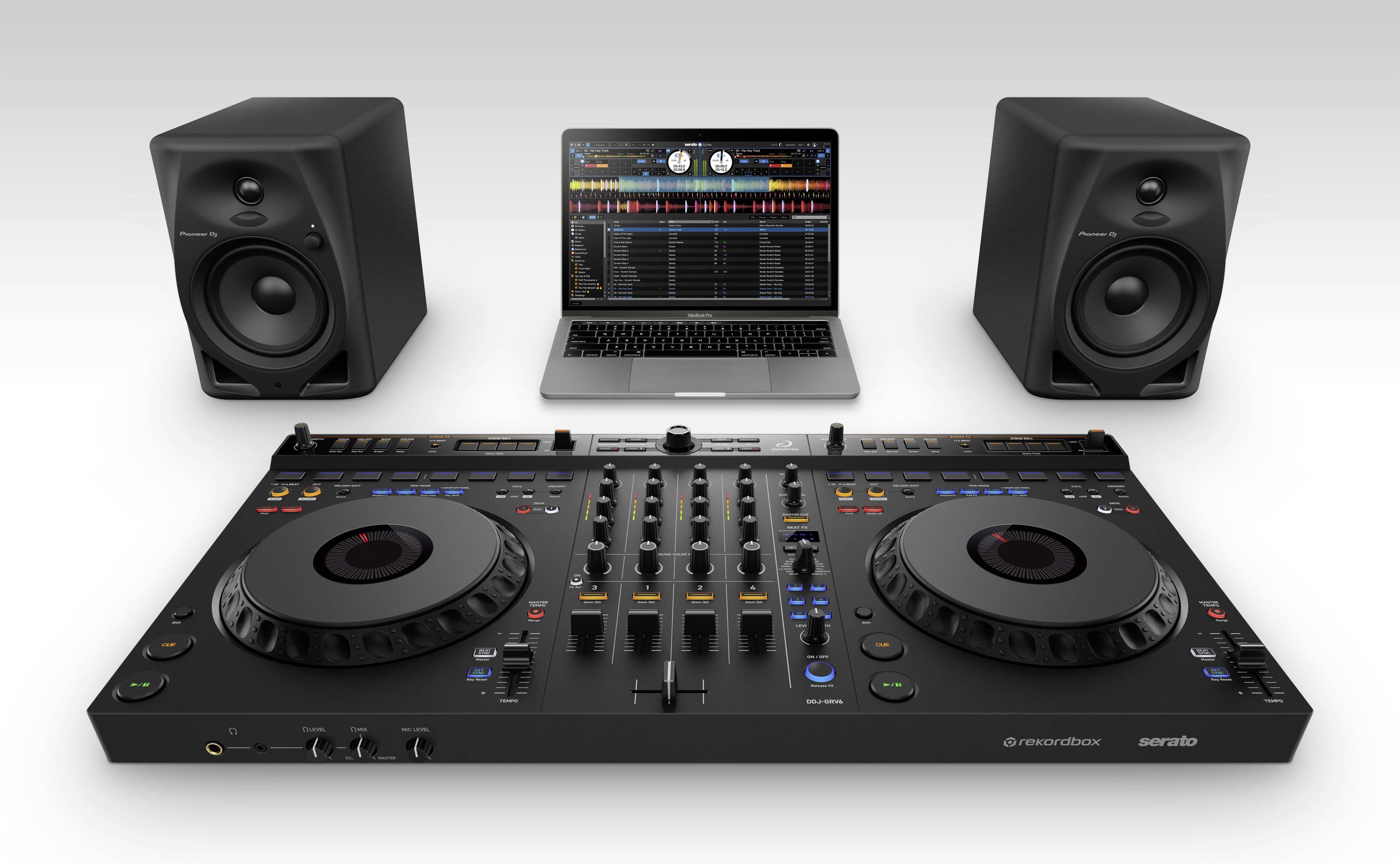 Et DJ-setup med et mixerbord, en bærbar computer, der viser DJ-software, og to højttalere. Klargøring af en musikmix.