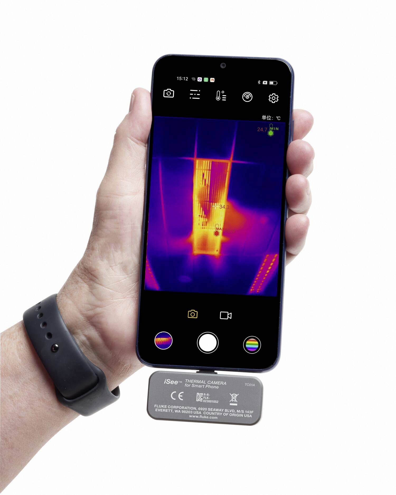 En smartphone viser et termisk billede af en hånd med et armbånd, optaget med et termisk kamera.