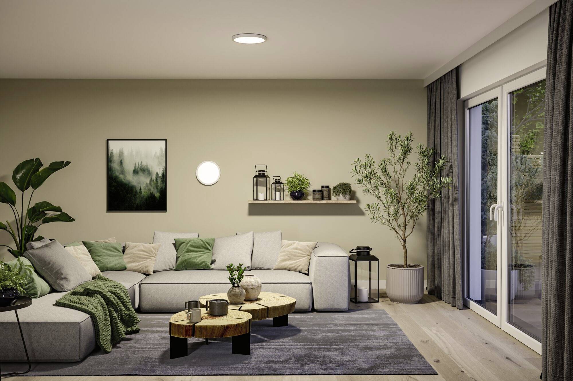 Et moderne stue med beige sofa, grønne puder, træstue bord, planter, vægmaleri og terrassedøre ud til balkonen.