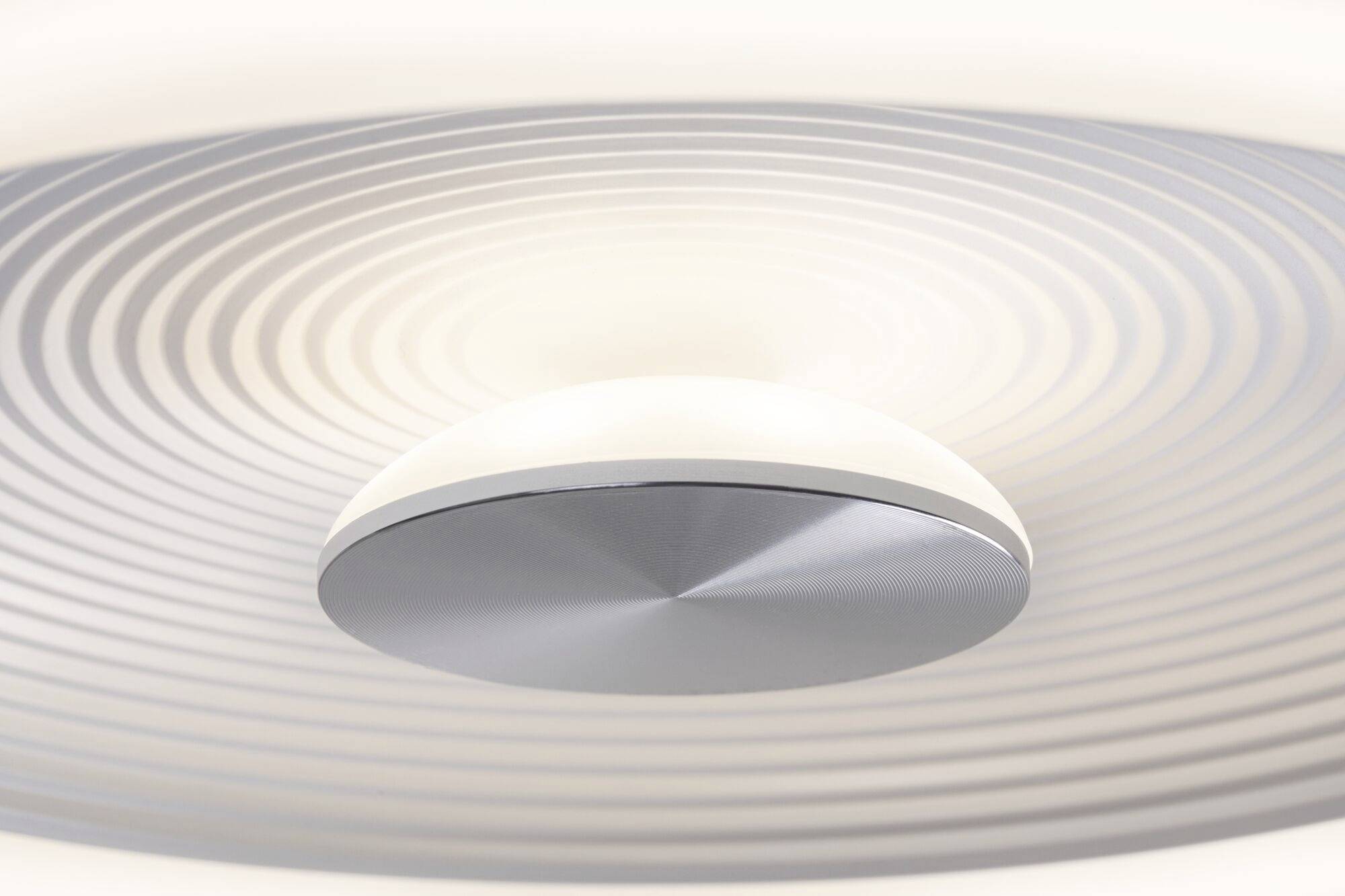 En moderne loftlampe med runde, koncentriske cirkler, der udsender et blødt, ensartet lys.