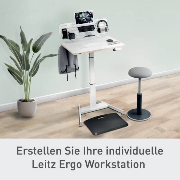 Et højdejusterbart bord med laptop, skærm, hovedtelefoner og planter. Tekst forneden: 'Skab din individuelle Leitz Ergo Workstation'.
