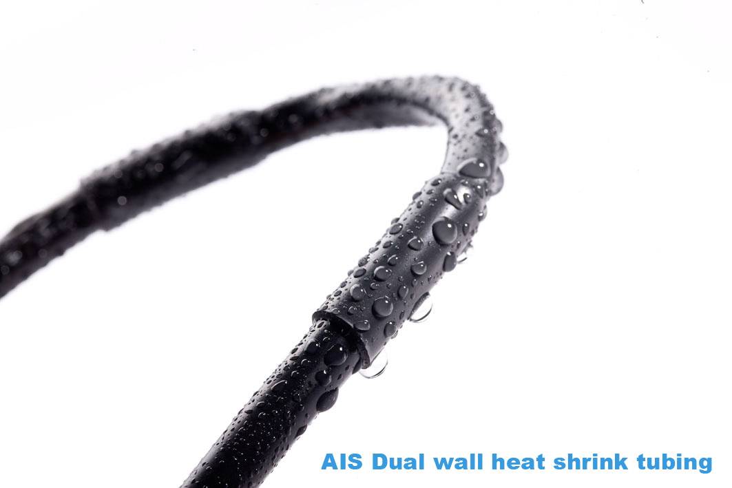 Et kabel med AIS-dobbeltlags krympeslange, dækket af vanddråber. Tekst i blå: 'AIS dobbeltlags krympeslange'