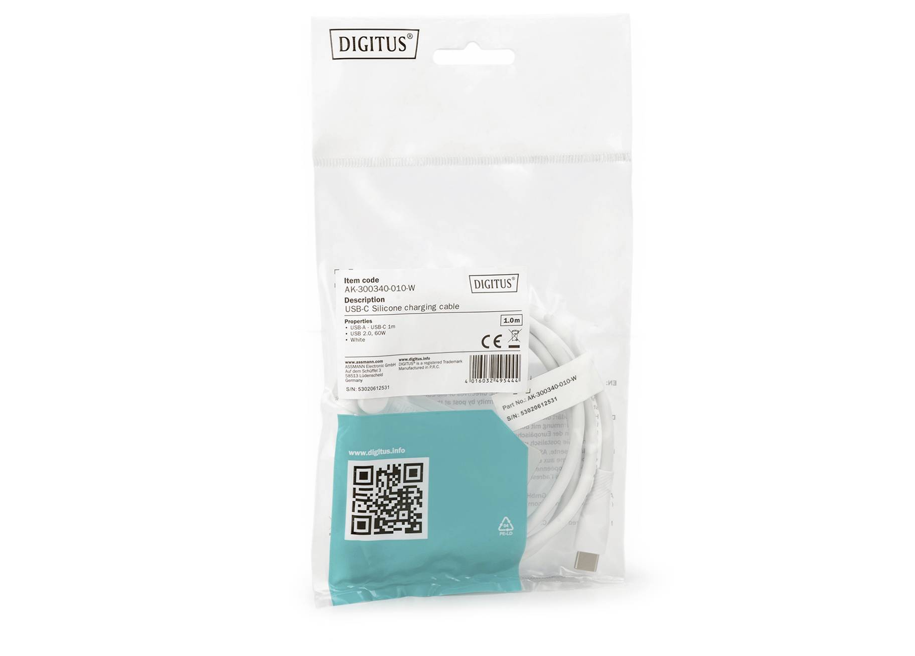 Et USB-C-opladningskabel i en gennemsigtig emballage med varemærkelogo og QR-kode, produktoplysninger og CE-mærkning. Kablet er 1,5 m langt.