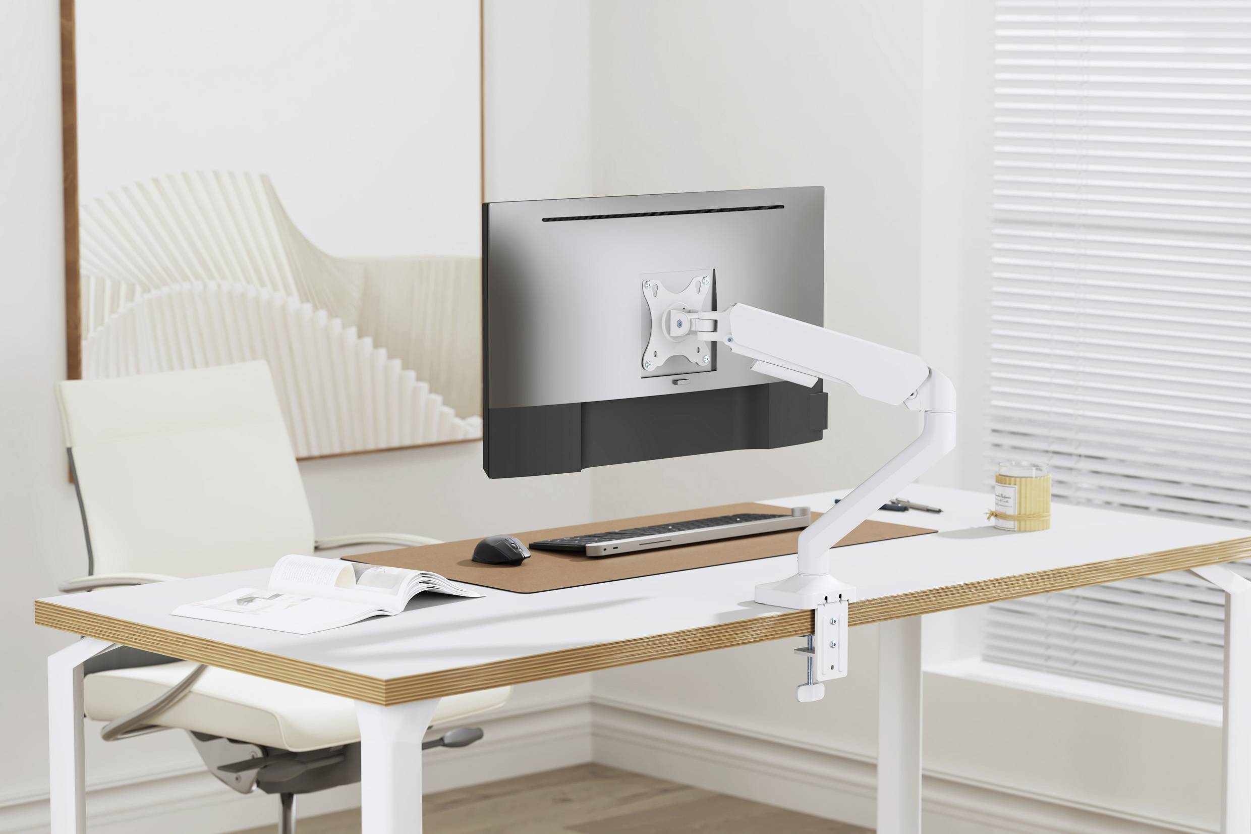 Et moderne, minimalistisk arbejdsområde med et hvidt skrivebord, hvorpå der er en skærm på en justerbar arm, en kontorstol og dagslys.