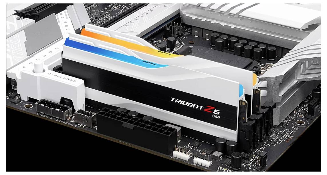 Nærbillede af et bundkort med to installerede RAM-moduler fra 'Trident Z5 RGB'. Modulerne viser lysende RGB-lysstriber.