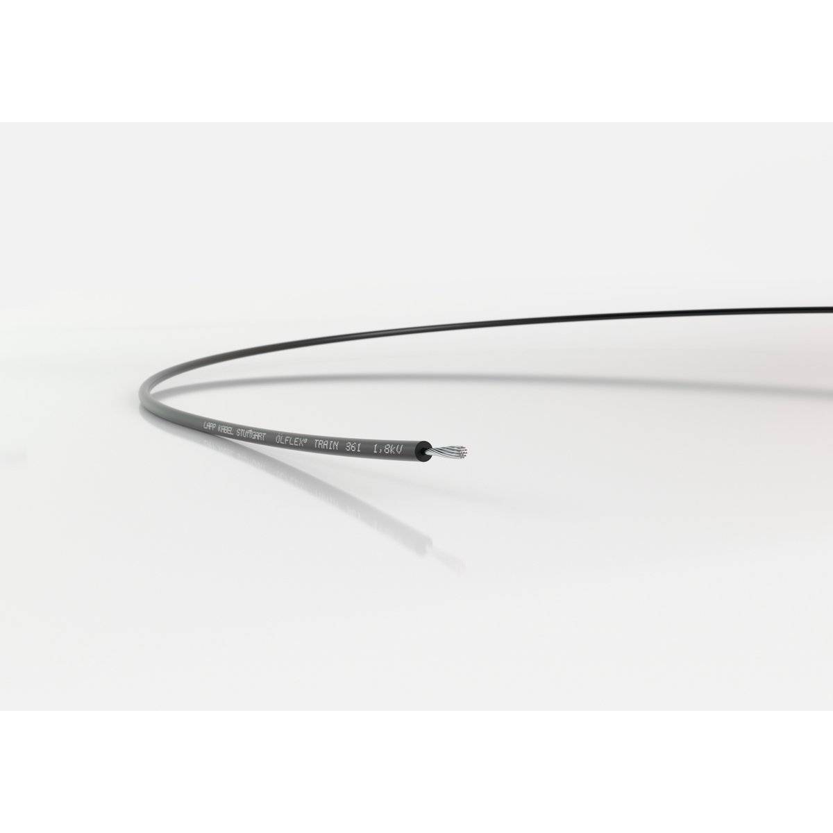 Et tyndt sort kabel, der ligger på en hvid overflade. Kablet har blottlagte ledninger i enderne.