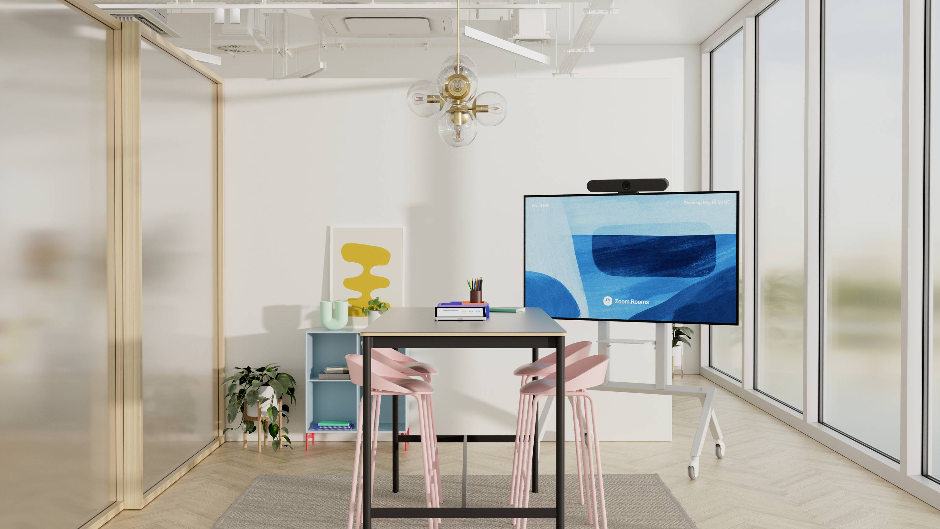 Moderne konferencerum med et bord og stole, en stor skærm, planter og dekoration, viser en indbydende arbejdsatmosfære.