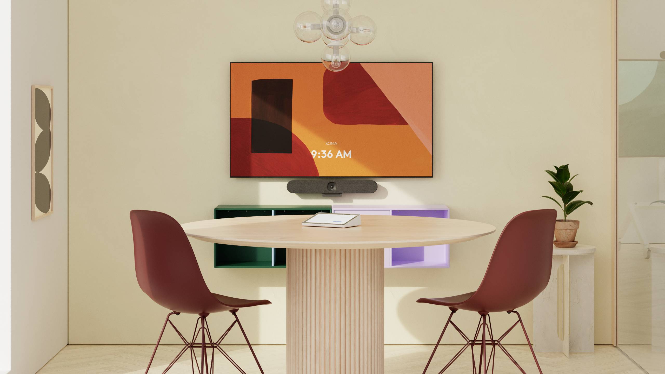 Rundt bord med to røde stole i et moderne rum, TV ved den beige væg, kunstig plante til højre, tidssvarende, minimalistisk design.