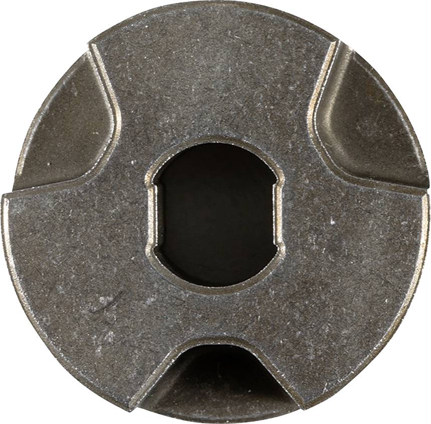 Metallisk cylinder med fire symmetriske indhak og en central åbning, muligvis en maskinkomponent.