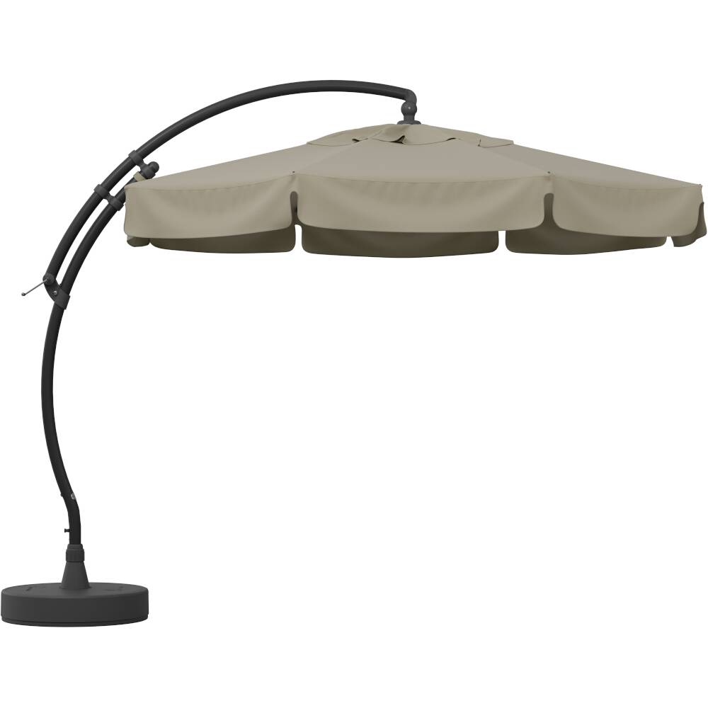 En beige parasol med buet stativ og rund base, perfekt til brug i haven eller på terrassen for at give skygge.