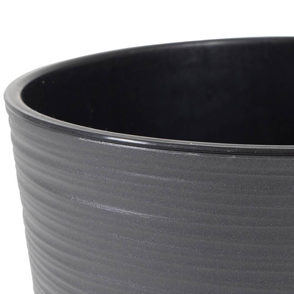 En stor, rund, sort plantekrukke med let riflet overflade. Perfekt til store stueplanter.