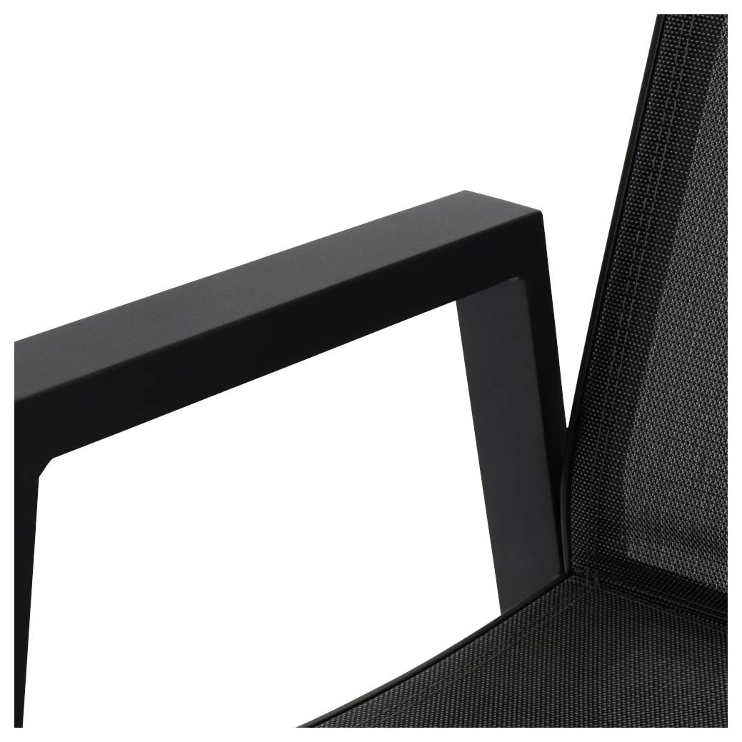 Nærbillede af en sort stol med firkantet armlæn og netbetræk. Moderne, minimalistisk design med rette linjer.