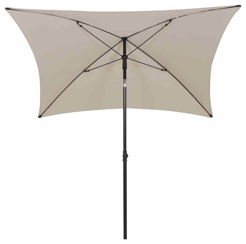 Firkantet, beige parasol med sort fod og central stang på hvid baggrund.