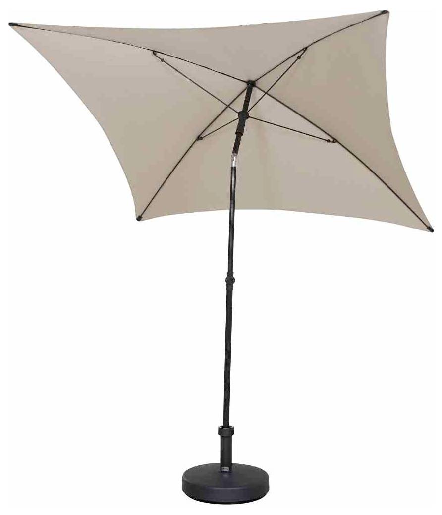 Beige parasol med rektangulær stofbetræk og en rund sort fod på hvid baggrund.