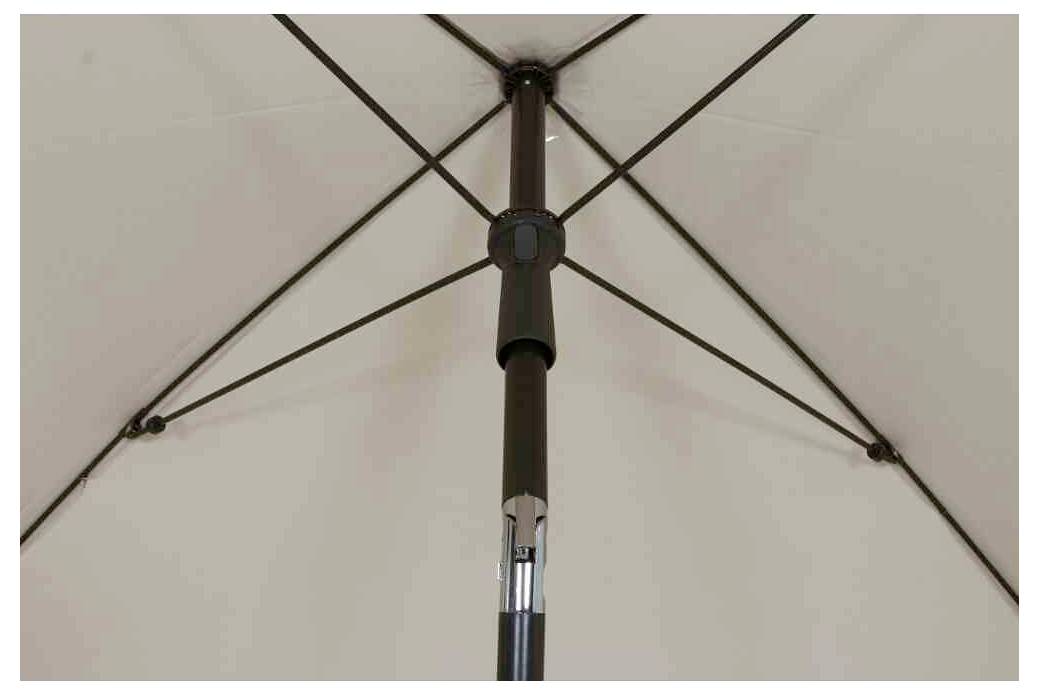 Udsigt nedefra på en åben parasolstativ med en central mast og flere støttestænger, der understøtter stoffet.