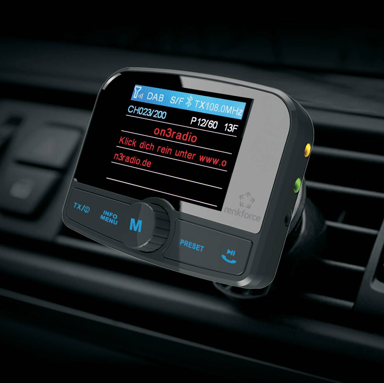 Et bilradio med et digitalt display viser radiostationen 'on3radio'. Skærmen opfordrer til at klikke ind på hjemmesiden: 'n3radio.de'.
