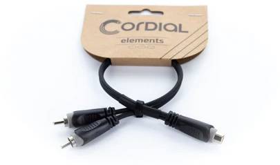 'Kabel fra Cordial med to RCA-stik i den ene ende og et Mini-USB-stik i den anden ende. Pakket i en papkasse.'