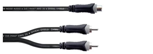Sort Cinch-audiokabel med to stik på den nedre del og ét stik på den øvre del. Stikforbindelser i sølv og sort.
