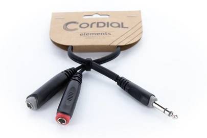Y-kabel fra Cordial elements, bestående af et 6,3 mm stereo-jackstik og to 3,5 mm-stik, markeret i rød og sort.
