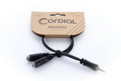 Et audiokabel med tre stik, pakket i en papæske med påskriften Cordial elements.