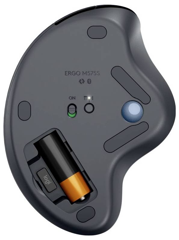 'Ergo M575S'-trackball-mus set fra undersiden, med åbent batterikammer, tænd-/sluk-knap og Bluetooth-parringsknap synlig.