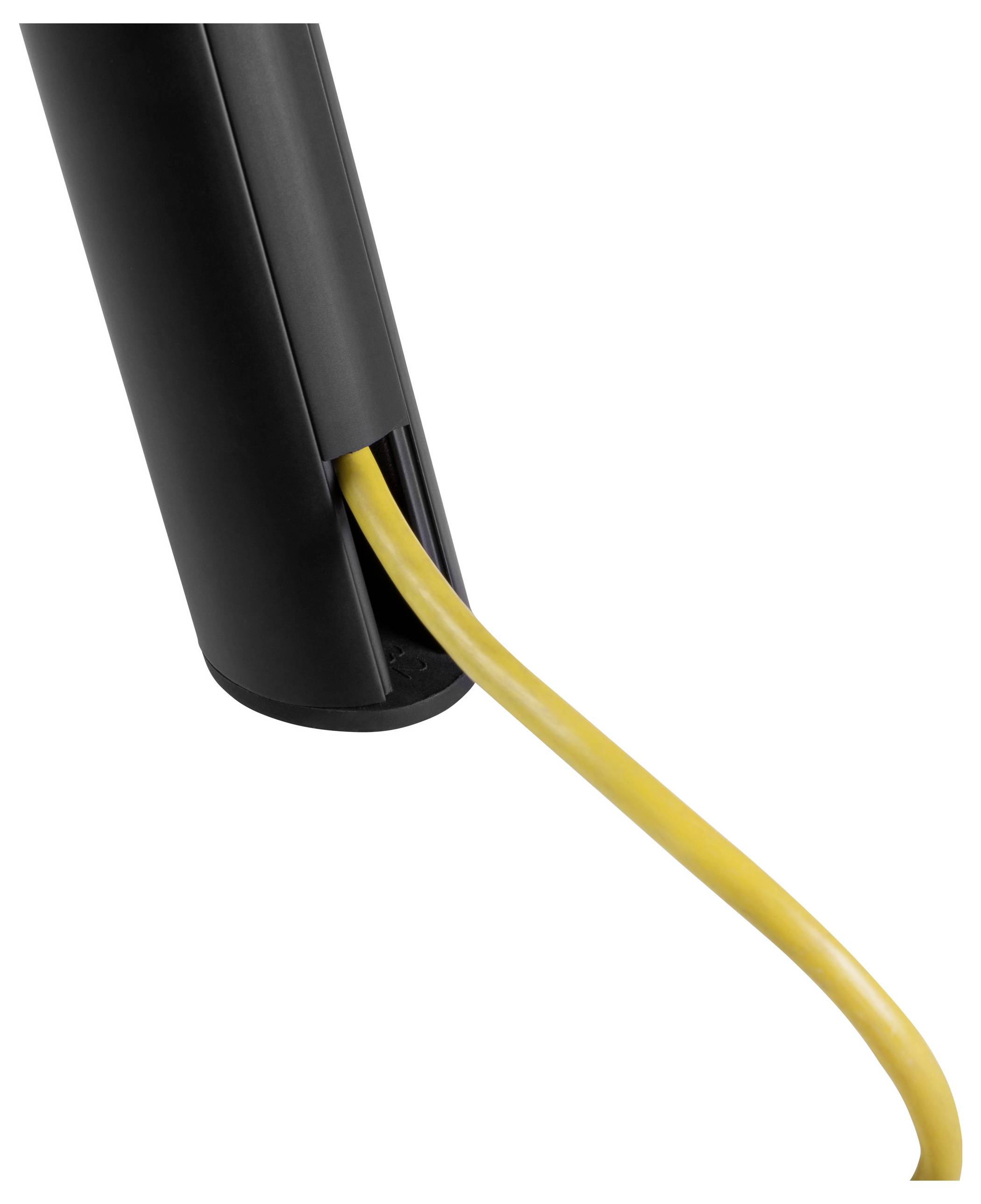 Sort rør med gult kabel, der føres ud. Viser kabelføring eller energioverførsel.