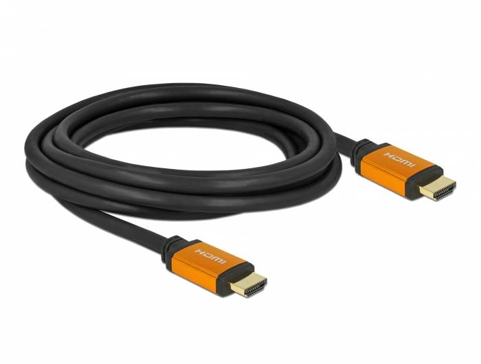 Et sort HDMI-kabel med orange stik, hvorpå der står 'HDMI', ligger rullet op på en hvid baggrund.