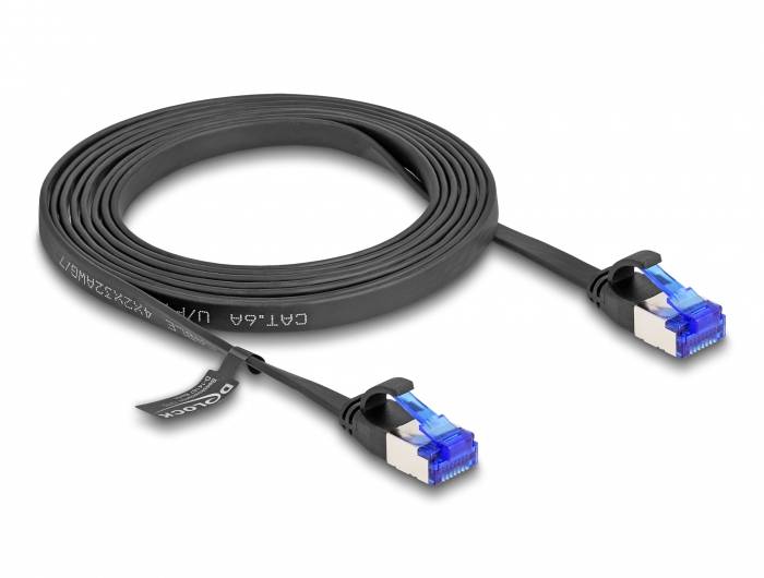 Sort fladt Ethernet-kabel med blå stik, CAT-6A, rullet op på langs. Påskrift 'CAT-6A U/FTP', 'PATCH' synlig.