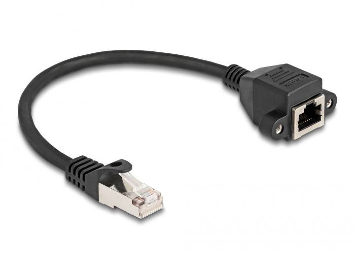 RJ45 forlængelseskabel med stik og bøsning i metal og plast, egnet til netværksforbindelser.
