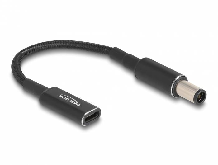 Et adapterkabel med en USB-C-stik på den ene side og et rundt, sølvfarvet barrel-stik på den anden side.