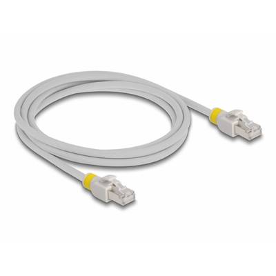 Et gråt Ethernet-kabel med gule stik i begge ender, rullet ud på langs, foran en hvid baggrund.