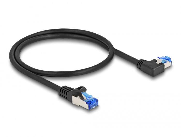 Ethernetkabel med to RJ45-stik, den ene standard, den anden i 90 graders vinkel, på en hvid overflade.