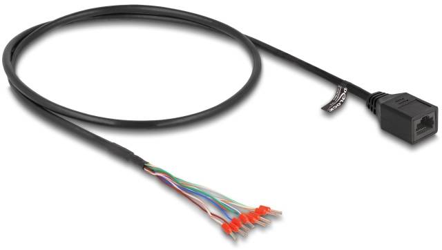 Et sort netværkskabel med åbne farvede ledninger i den ene ende og en RJ45-stik i den anden ende.