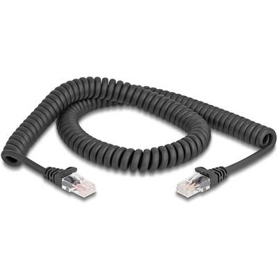 Et snoet sort netværkskabel med RJ45-stik i begge ender ligger på en hvid baggrund.