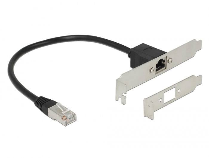 Ethernet-kabel med RJ45-stik og to metalbeslag til netværksinstallationer.
