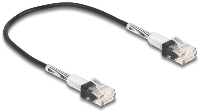Sort netværkskabel med transparente RJ-45-stik i begge ender, bruges til Ethernet-forbindelser i computernet.