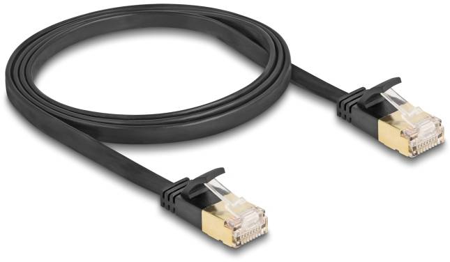 Sort Ethernet-kabel med RJ45-stik i begge ender, velegnet til netværksforbindelser.