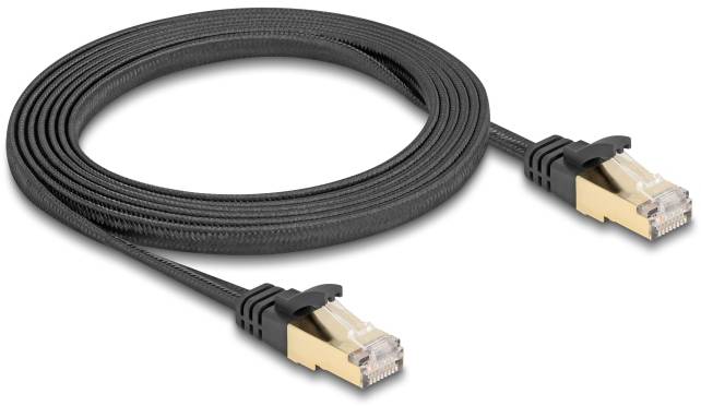 Sort Ethernet-kabel med guldfarvet stik i begge ender, snoet og klar til at forbinde netværksenheder.