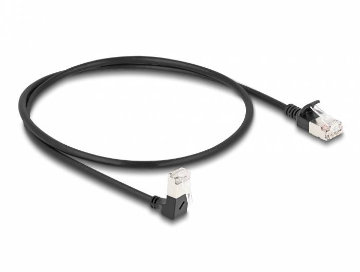 Et sort netværkskabel med to RJ45-stik i enderne, egnet til Ethernet-forbindelser i computernet.