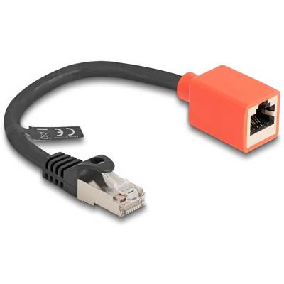 Et sort Ethernet-kabel med en orange adapter, som har et stik i den ene ende og et stik i den anden ende.