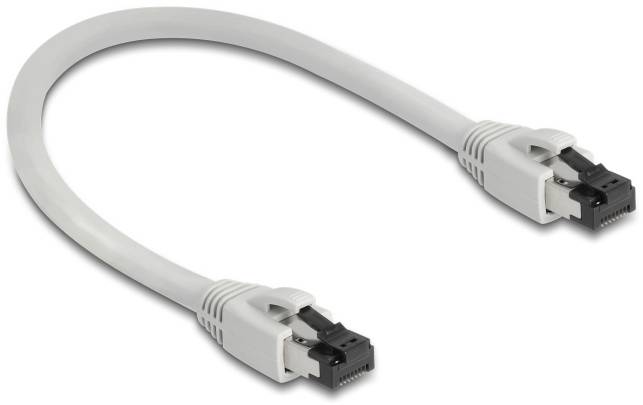 Et hvidt netværkskabel med to RJ45-stik i hver ende, der ligger i en bøjet kurve.