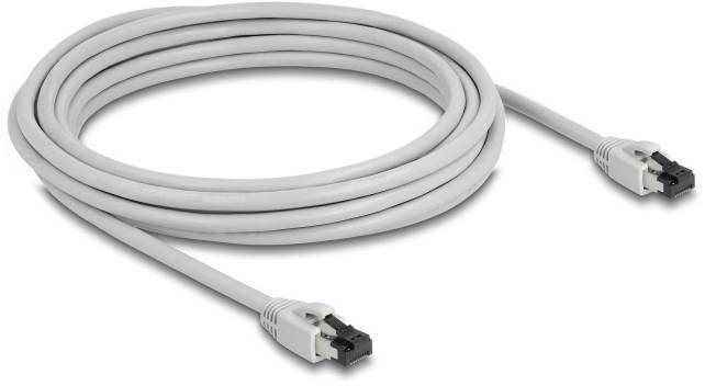 Et gråt Ethernet-kabel, rullet sammen med to RJ45-stik i enderne, på en hvid baggrund.