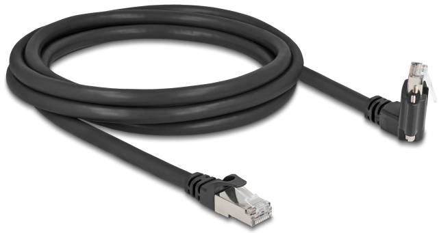 Et sort Ethernet-kabel med RJ45-stik i begge ender, velegnet til netværksforbindelser.