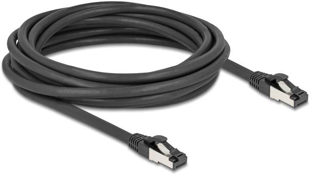 Et sort netværkskabel med to RJ45-stik, oprullet og klar til brug for internetforbindelser.