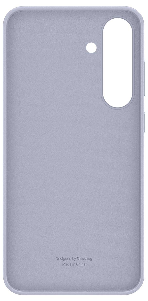 Grå smartphone-cover af plast med et udskæringsfelt til kamera og blitz. Tekst: 'Designet af Samsung, Fremstillet i Kina'.
