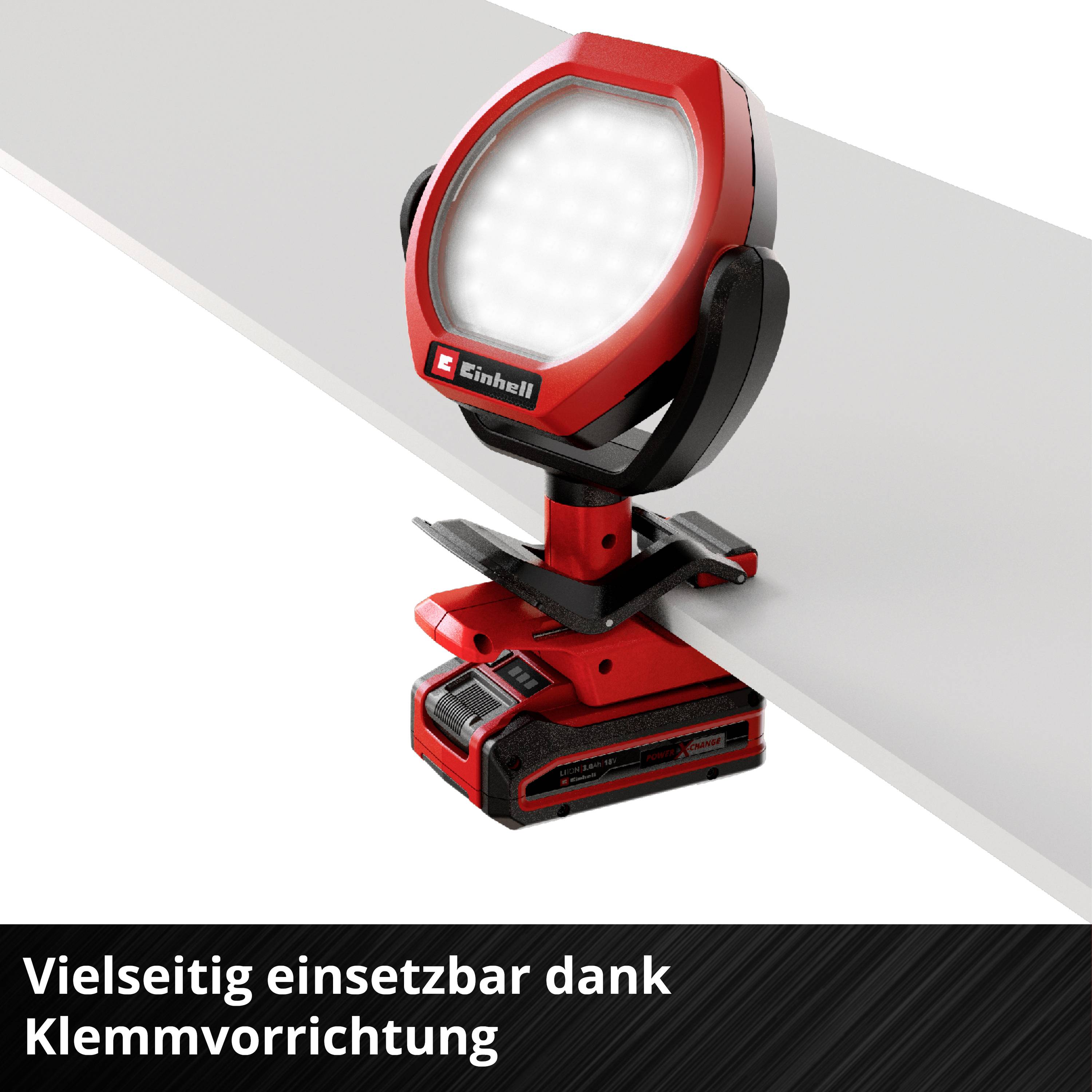 En rød LED-lampe fra Einhell er monteret på en bordkant med klemmebeslag. Nedenunder står der 'Alsidigt anvendelig takket være klemmebeslag'.