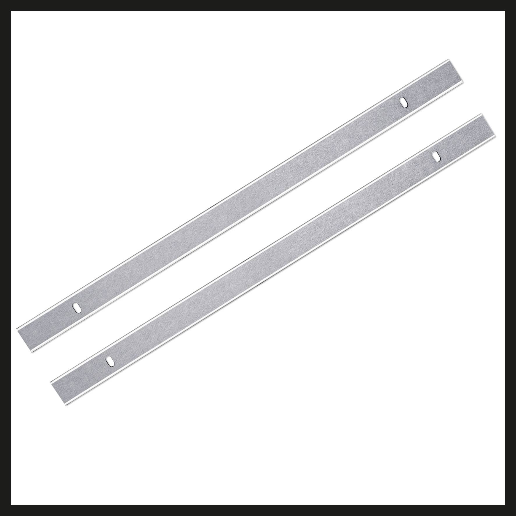 To silve, rektangulære metalstrimler med et hul i midten hver. De er placeret parallelt og på en hvid baggrund.